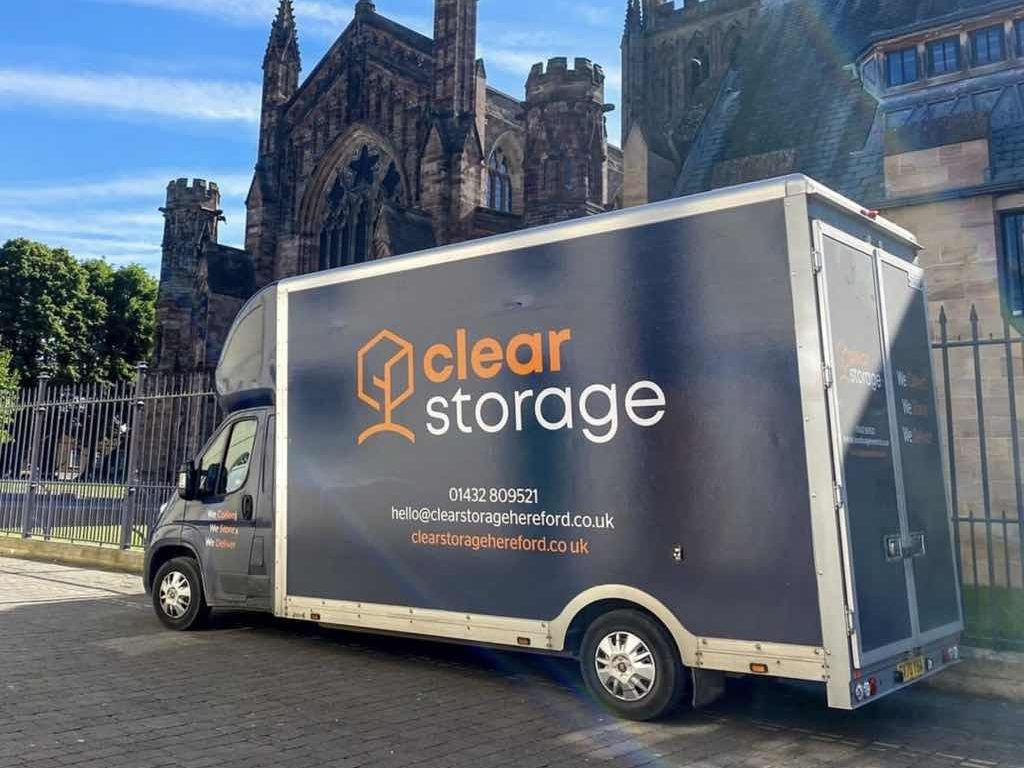 Clear-Storage-Removals-Van-Outside-Cathedral-aspect-ratio-580-435